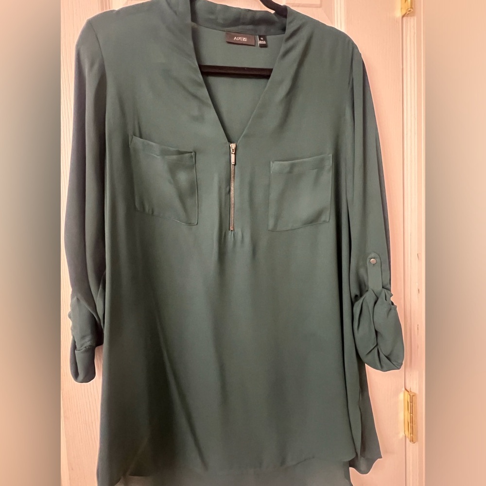 Apt. 9 zip top XL Forest Green No tears, rips, holes or stains. Smoke free home.